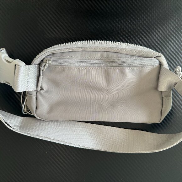 Belt Bag Lululemon 1L New w Tag. Silver - Picture 4 of 5